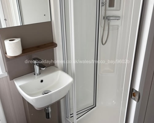 En-suite shower room in the master bedroom at Elms 26
