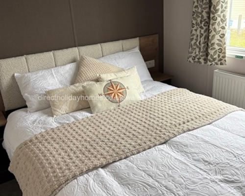 Master double bedroom inside Elms 26