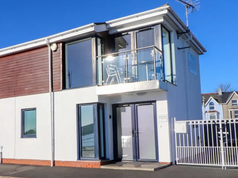 Sea Breeze Retreat coastal holiday home in Pwllheli