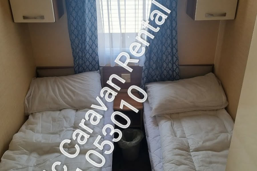 Twin bedroom in the Golden Gate static caravan