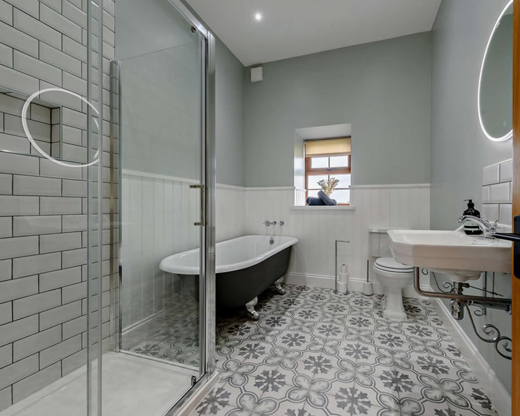 Bathroom with roll-top bath at Y Beudy
